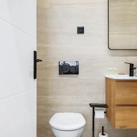 Thebluestay 263 - Spacious In 15 - Ac